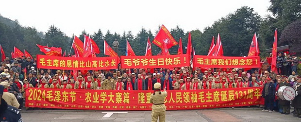 韶山，红旗招展！歌唱毛主席，响彻云霄！